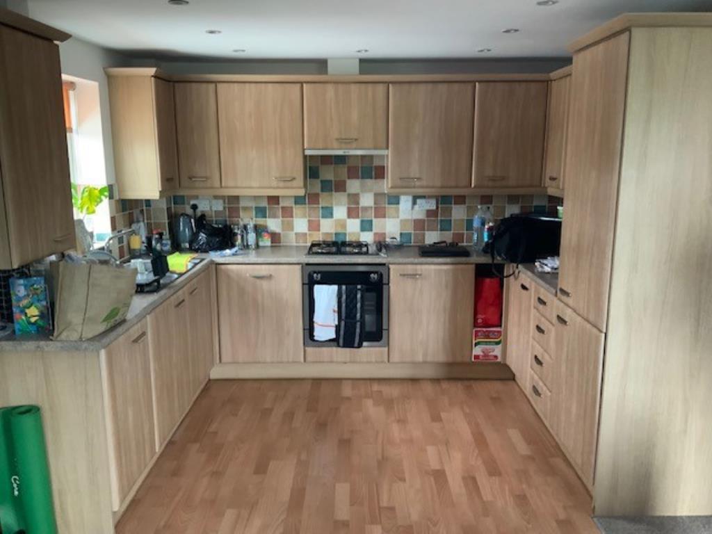 Lot: 58 - ENTIRE FREEHOLD BUILDING OF SIX FLATS, ALL LET ON ASSURED SHORTHOLD TENANCIES - Kitchen to one of the flats